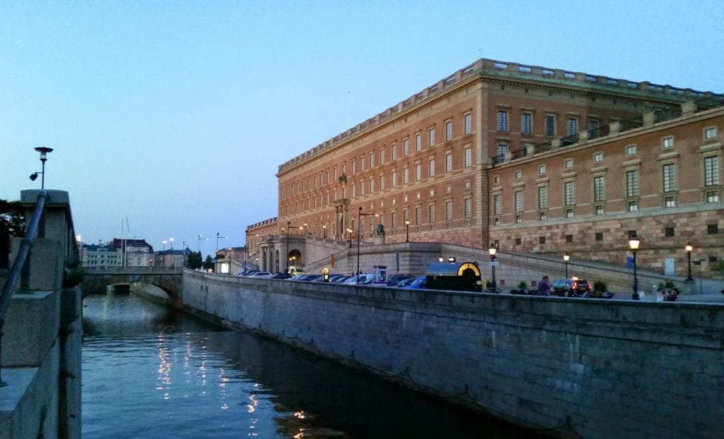 Utsikt over Stockholms slott ved vannkanten i skjærgården i skumringen.