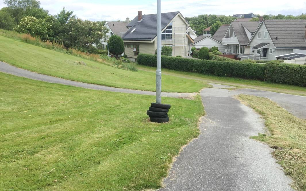 Bildekk rundt lyktestolper