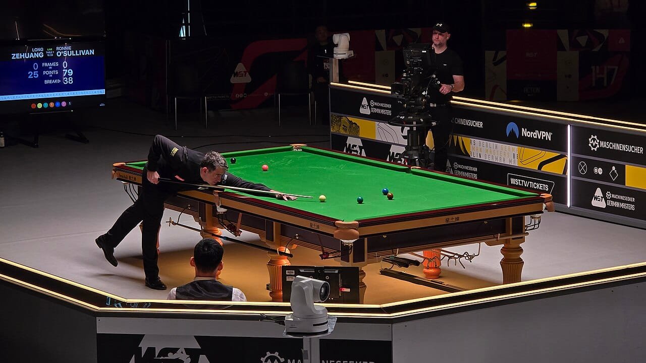 Ronnie O'Sullivan i dyp konsentrasjon under German Masters 2026.