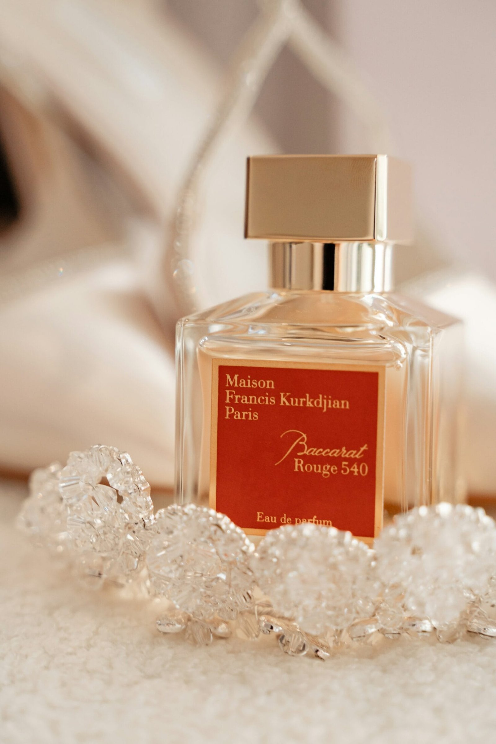 michelle-mcewen-erPgiDIgdJc-unsplash Parfymeflaske med etiketten Maison Francis Kurkdjian Paris Baccarat Rouge 540